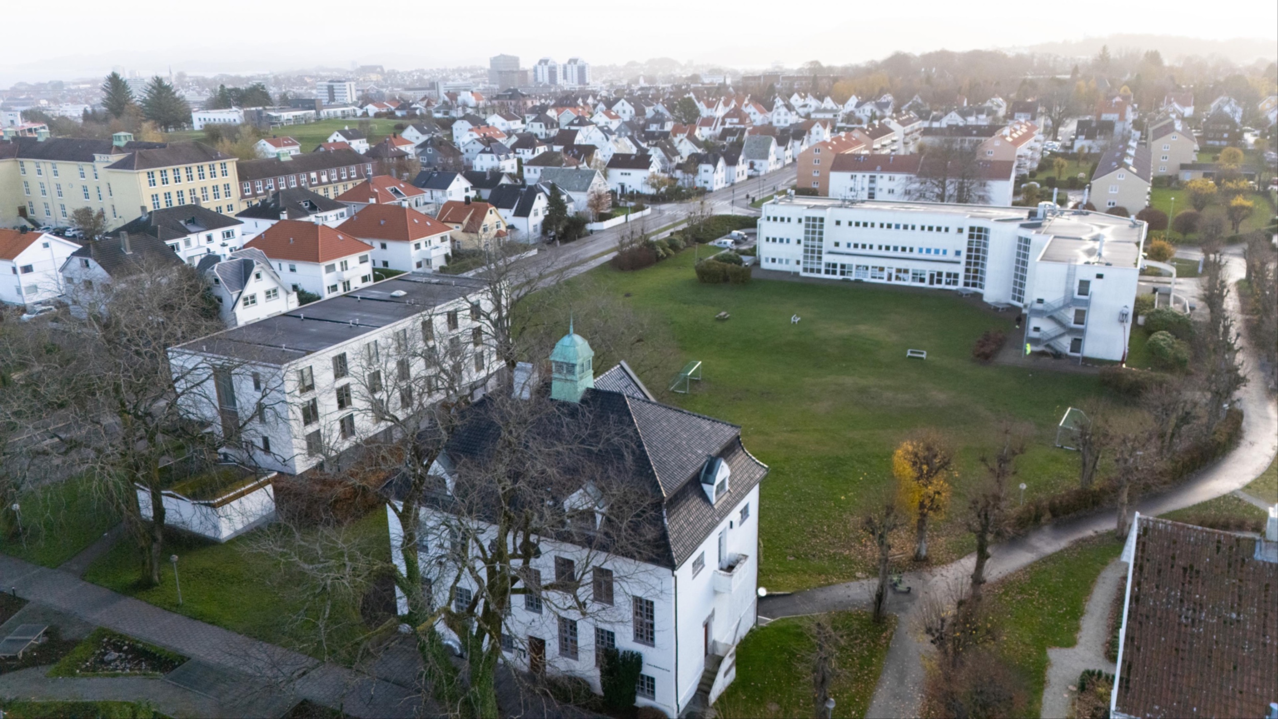 I DAG: Slik er området ut i dag, en åpen plass for hundelufting, småturer og rekreasjon.