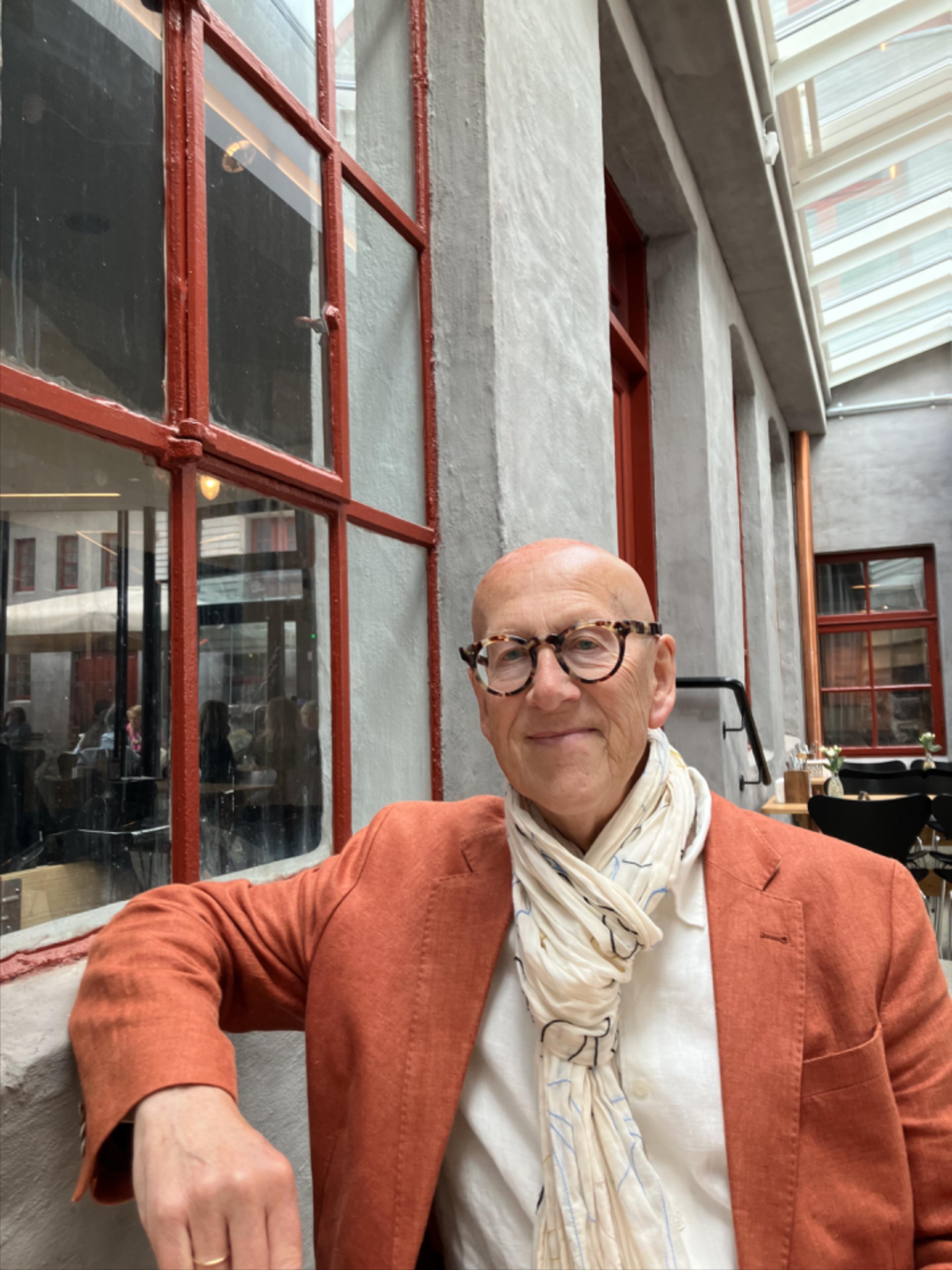 DELER ALT: I ny bok gir Harald N. Røstvik et unikt innblikk i 55 år med maktkritikk, miljøkamp og solenergiens tidlige historie.