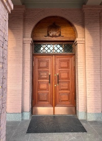 GJ&Oslash;R D&Oslash;REN NY: Den gamle, &aelig;rverdige eied&oslash;ren fra 1925 og tatt ut, fikset etter alle kunstens regler og fremst&aring;r i dag i all sin opprinnelige prakt. Her er det bare &aring; str&oslash;mme inn. 